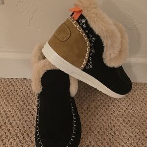 Cozy Black and Tan Fur-Lined Sneakers